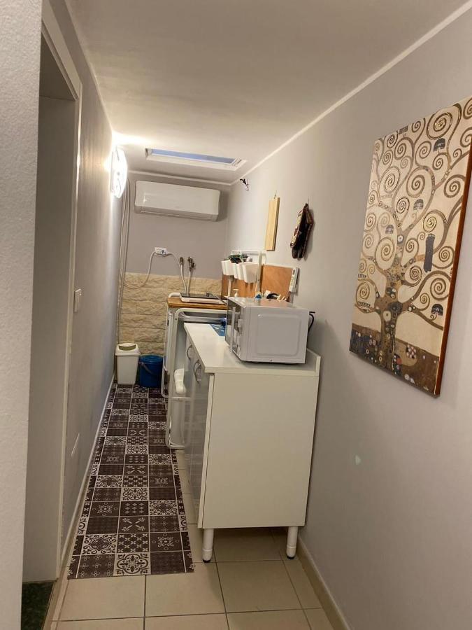 Iris Apartment *